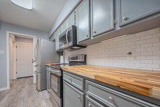 13905 Hollowgreen Dr in Houston, TX - Building Photo - Building Photo
