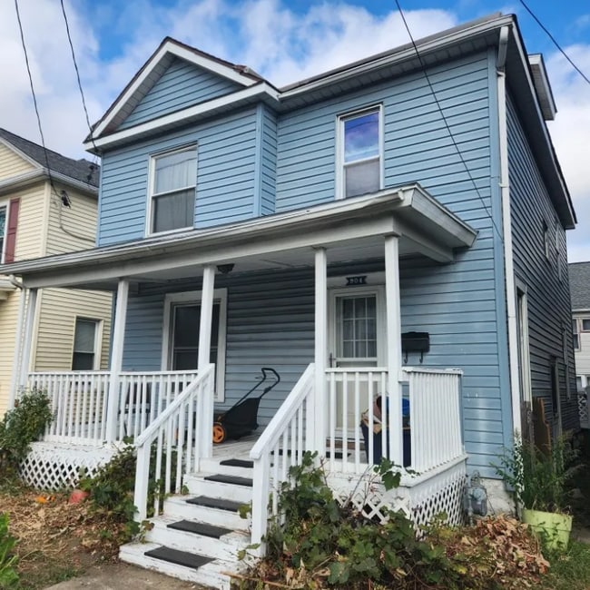 property at 904 W 26th St