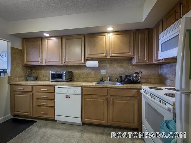 385 Massachusetts Ave, Unit 34 in Arlington, MA - Building Photo - Building Photo