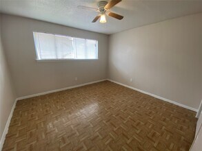 5610 Royal Palms St in Houston, TX - Foto de edificio - Building Photo