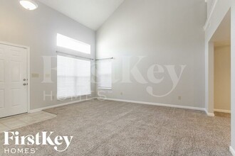 7910 Fox Glen Dr in Indianapolis, IN - Foto de edificio - Building Photo