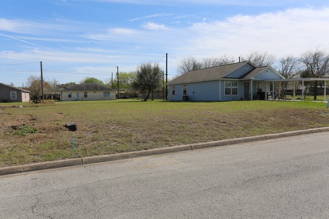 1308 Hausman in Lockhart, TX - Foto de edificio - Building Photo