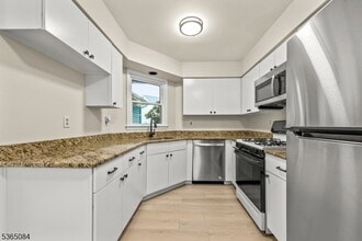 52 Arthurs Ct in Berkeley Heights, NJ - Building Photo - Building Photo