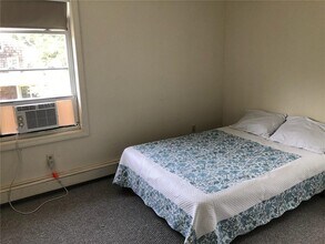 207 Kenyon Ave in South Kingstown, RI - Building Photo - Building Photo