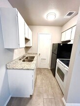703 West Summit Ave in San Antonio, TX - Building Photo - Interior Photo