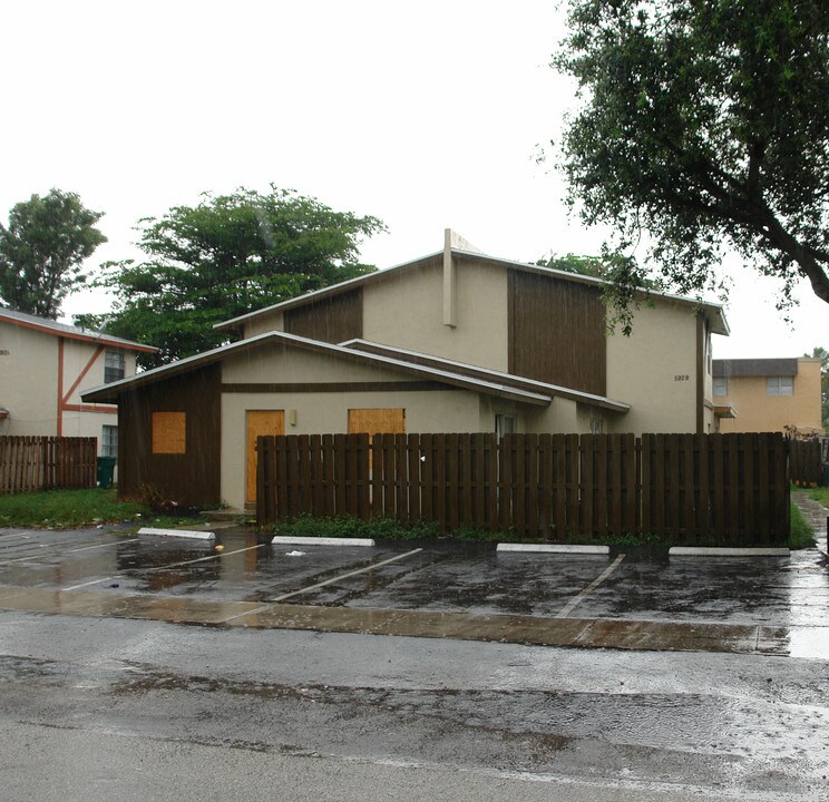 5925 NW 23rd St in Lauderhill, FL - Building Photo