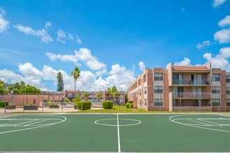 Center Court in North Miami, FL - Building Photo - Building Photo