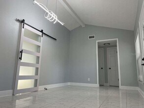 10106 Royal Acres Ct in Tampa, FL - Building Photo - Building Photo