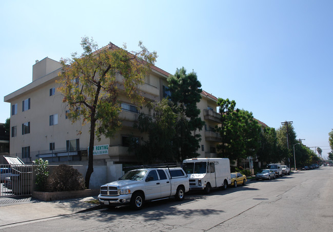 Villa Royale Apartments in Canoga Park, CA - Building Photo - Building Photo