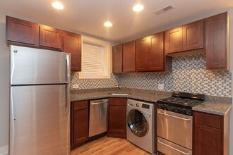 557 W Arlington Pl, Unit J08P in Chicago, IL - Building Photo - Building Photo