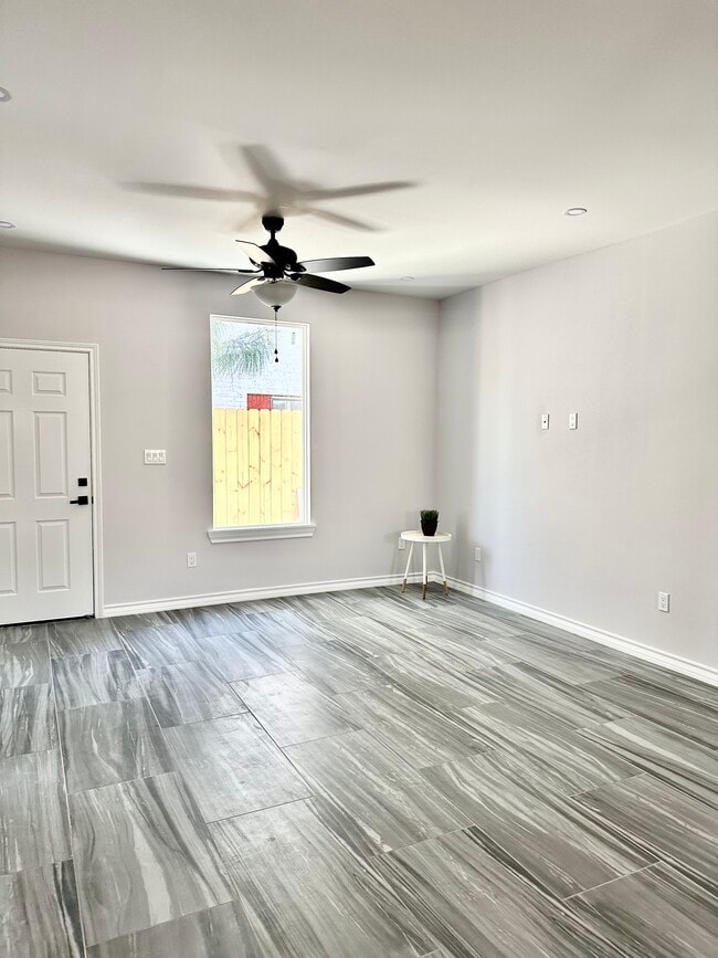 1110 E Madison Ave, Unit A AND B in Harlingen, TX - Foto de edificio - Building Photo