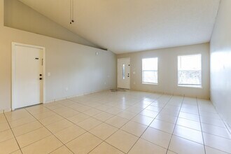 742 Paris Dr in Kissimmee, FL - Foto de edificio - Building Photo