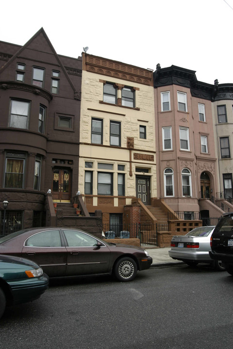585 Jefferson Ave in Brooklyn, NY - Foto de edificio