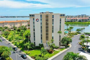 7400 Sun Island Dr in South Pasadena, FL - Building Photo