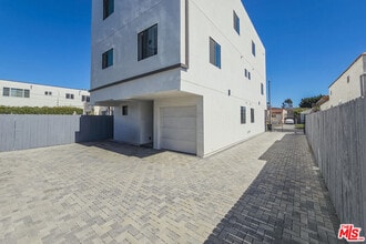 1923 Carmona Ave in Los Angeles, CA - Building Photo - Building Photo