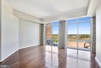 11990 Market St in Reston, VA - Building Photo - Building Photo