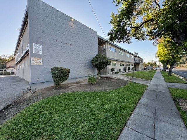 Cedar Heights Apartments in Fresno, CA - Foto de edificio - Building Photo