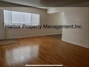 943 W 13th St-Unit -B in Los Angeles, CA - Foto de edificio - Building Photo