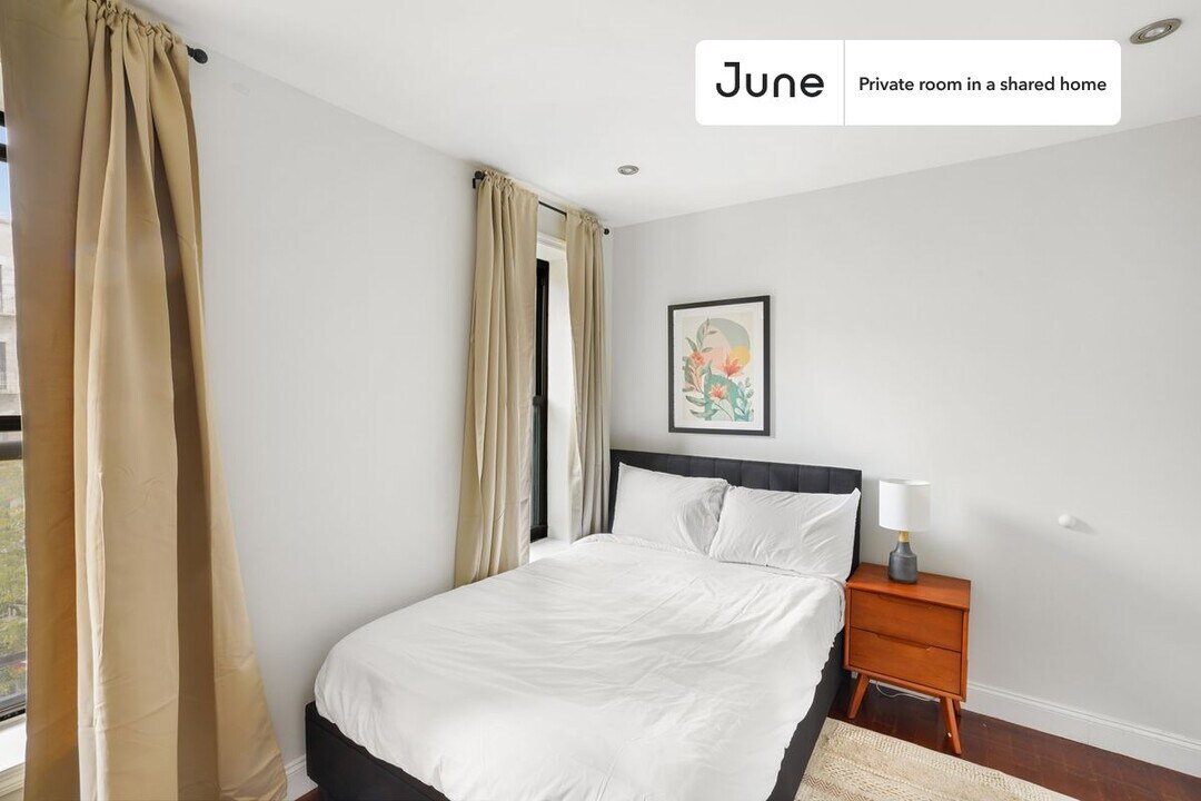 Private bedroom in 3 bed/2 bath Home in New York, NY - Building Photo