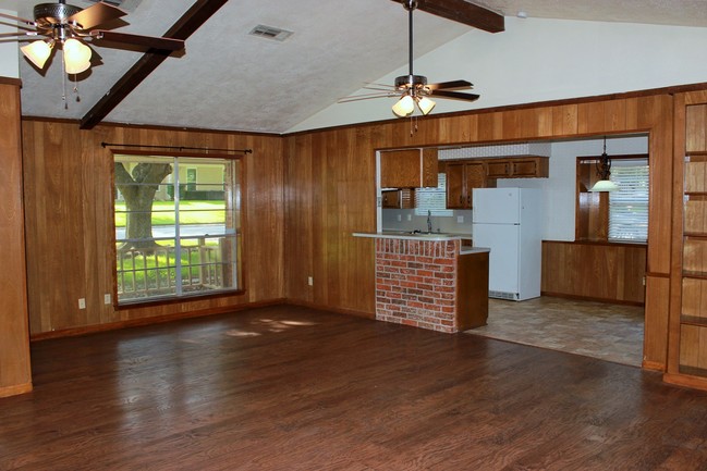 111 Machemehl Dr in Bellville, TX - Foto de edificio - Building Photo
