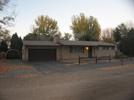 2253 Turquoise Dr in Pueblo, CO - Building Photo