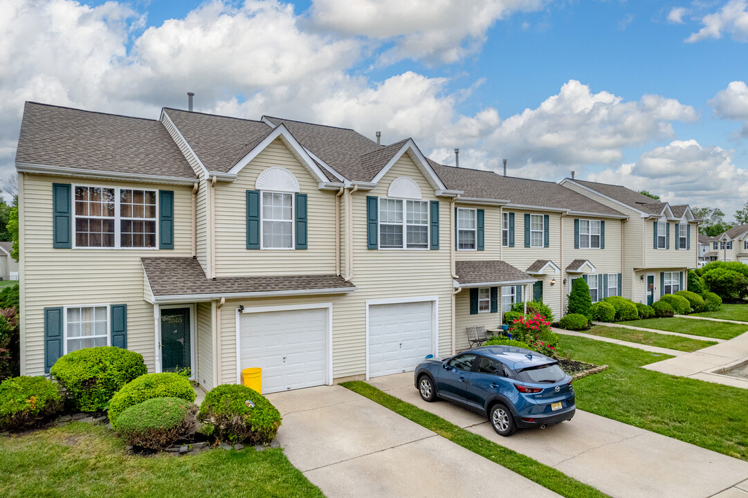 2002 Tall Pnes in Pine Hill, NJ - Foto de edificio