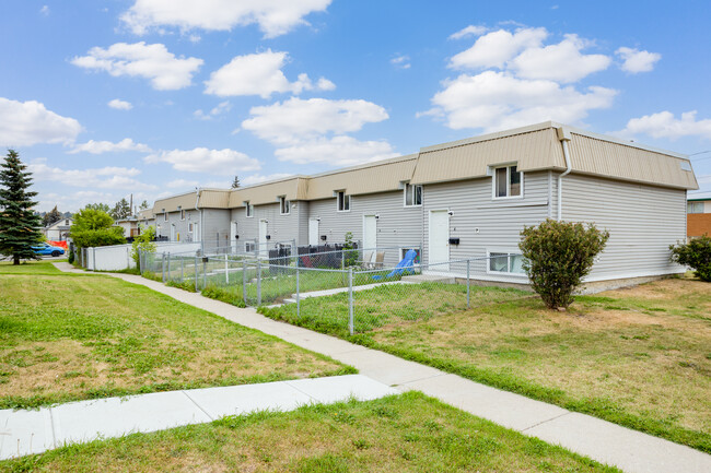 6452 35 Av NW in Calgary, AB - Building Photo - Building Photo