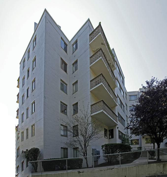 Caribbean House in Edgewater, NJ - Building Photo