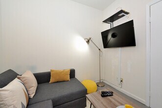 327 W 36th St. in New York, NY - Building Photo - Building Photo