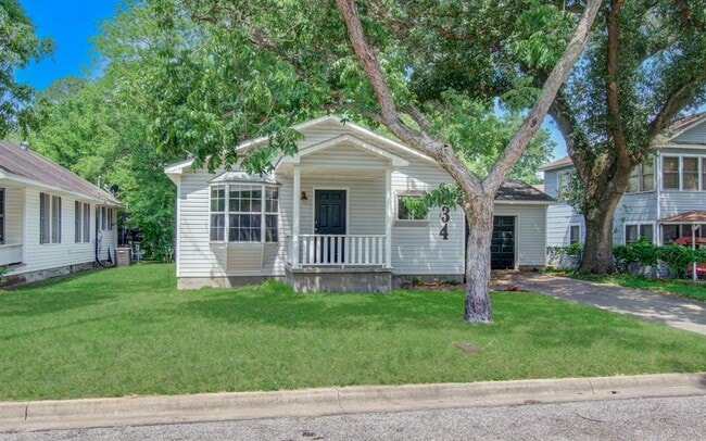 834 Live Oak St in Columbus, TX - Building Photo - Building Photo