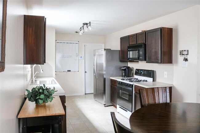 10038 Revelstoke Dr in Houston, TX - Building Photo - Building Photo