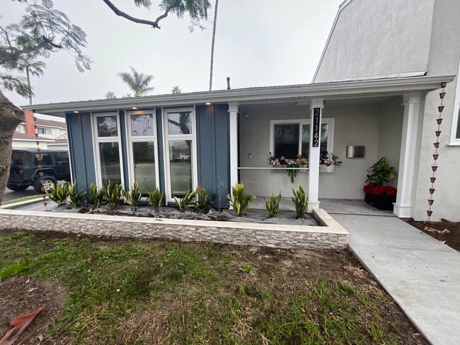 21142 Surfwood Ln in Huntington Beach, CA - Building Photo - Building Photo