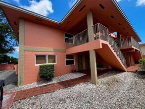 2600 NW 14th St in Miami, FL - Foto de edificio - Building Photo
