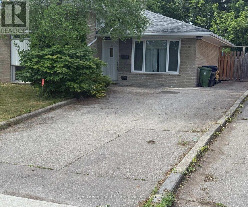 12 Wishing Well Dr in Toronto, ON - Building Photo