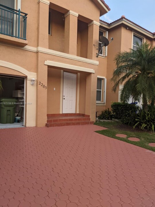 2285 NW 160th Terrace in Pembroke Pines, FL - Foto de edificio