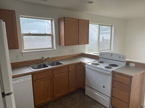 2430-2438 E Whiteaker Ave in Cottage Grove, OR - Building Photo - Building Photo