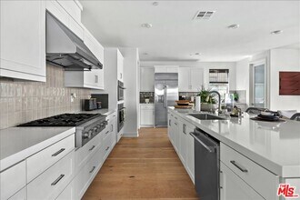 21181 Strathmoor Ln in Huntington Beach, CA - Building Photo - Building Photo