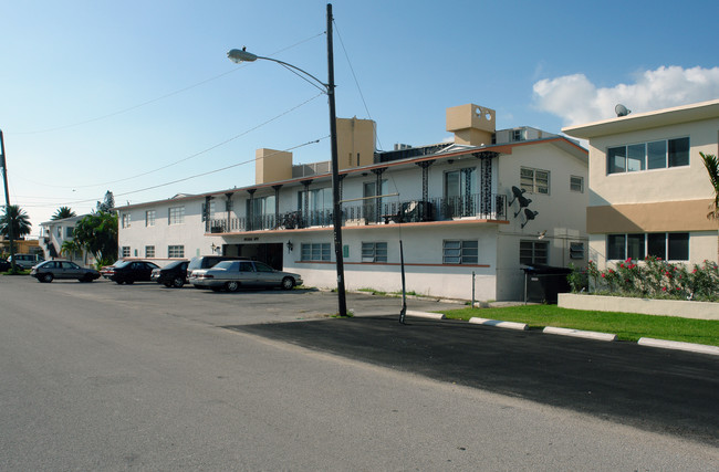 Biarritz Place in Miami Beach, FL - Foto de edificio - Building Photo