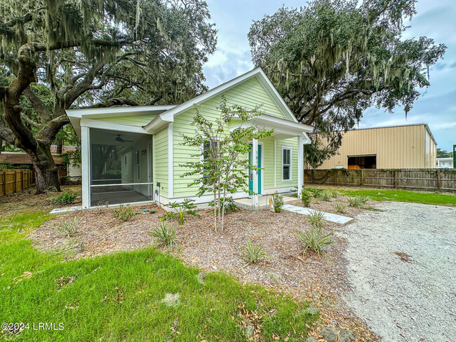 1817 Royal Palms Rd in Port Royal, SC - Foto de edificio - Building Photo