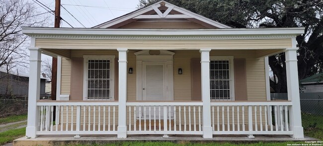 2008 S Olive St in San Antonio, TX - Building Photo - Building Photo