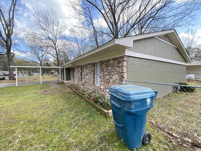 8005 Woodhaven Dr in Little Rock, AR - Building Photo - Building Photo