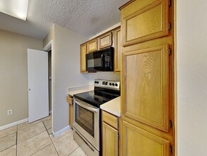 5550 Spring Valley Rd in Dallas, TX - Building Photo - Building Photo