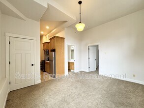 3340 SW 12th Ave in Portland, OR - Building Photo - Building Photo