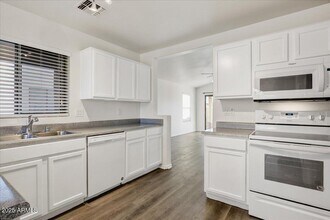 13009 W Port Royale Ln in El Mirage, AZ - Building Photo - Building Photo