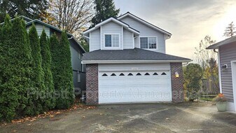 4301 Cobblestone Ln NE in Bremerton, WA - Building Photo