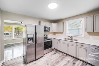 2301 Shamrock Dr in Charlotte, NC - Building Photo - Building Photo