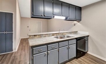 215 Chantilly St in Victoria, TX - Building Photo - Building Photo