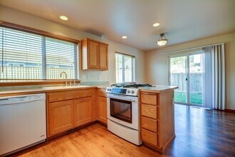 1503 NW Almond Loop in Oak Harbor, WA - Building Photo - Building Photo