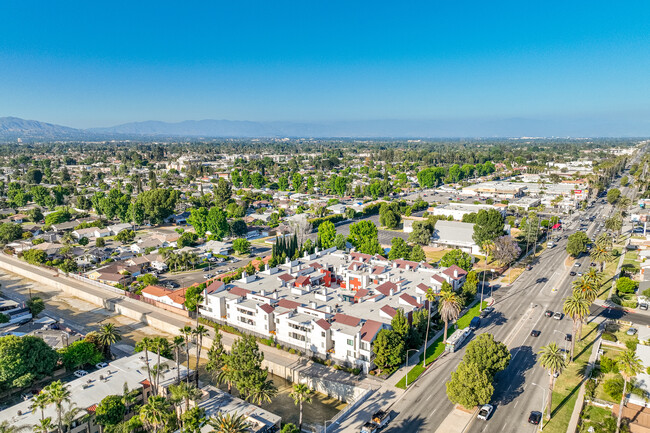 7211 Cozycroft Ave in Winnetka, CA - Foto de edificio - Building Photo