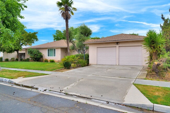 1564 E Escalon Ave in Fresno, CA - Building Photo - Building Photo